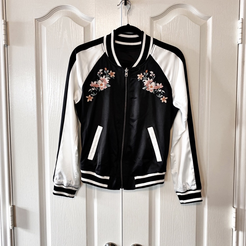 Hollister Woman’s Bomber Jacket Reversible with Floral Embroidered Size Small